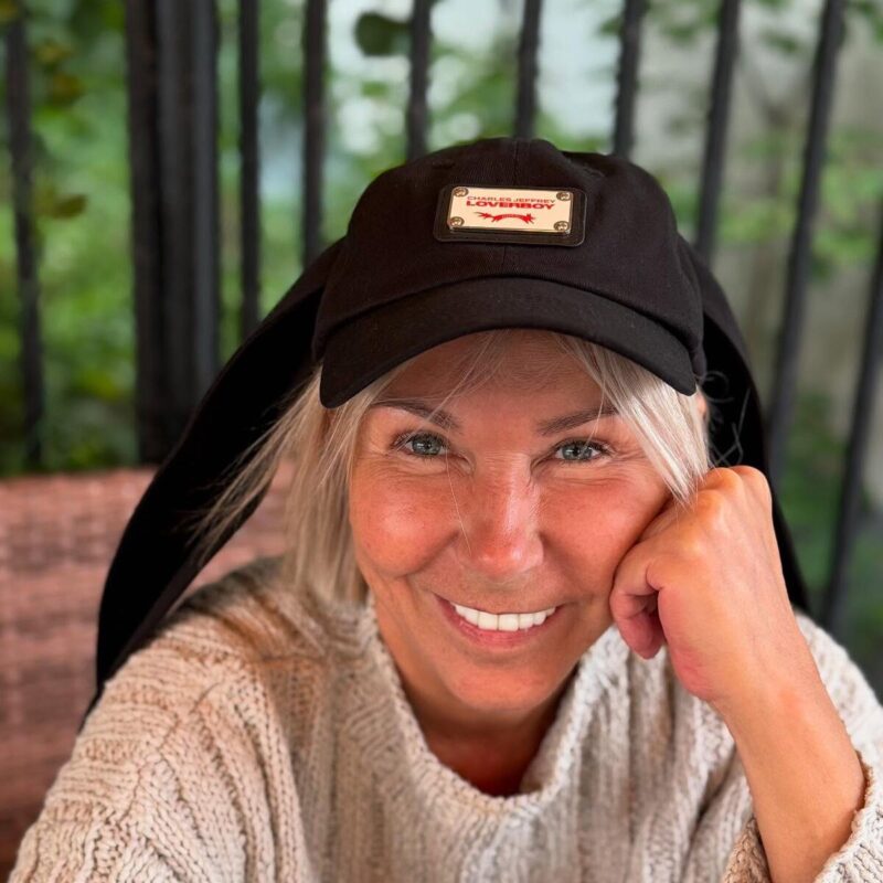 «Зубы словно мешают ей говорить»: как выглядит Ксения Стриж спустя 9 лет после «омоложения» к 50-летию с мужем, моложе на 16 лет