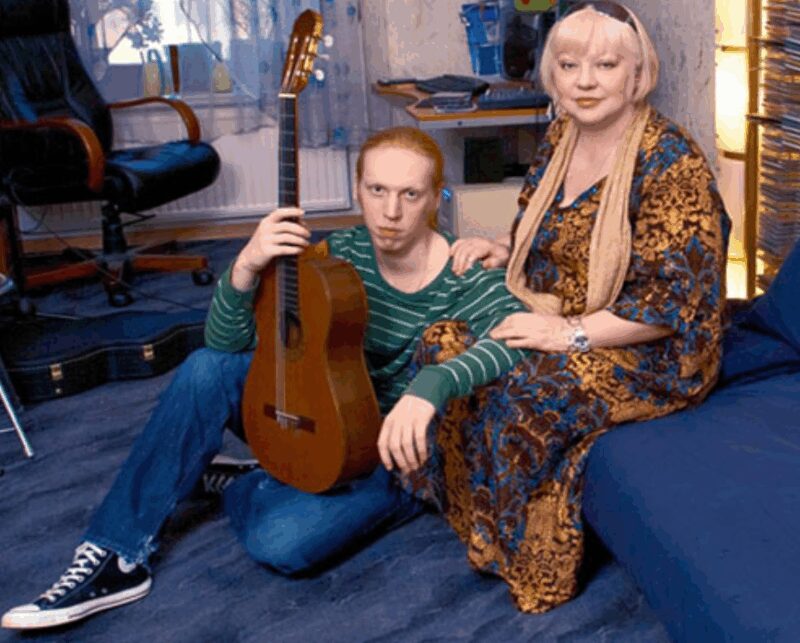 Светлана Крючкова и её младший сын Александр Молодцев