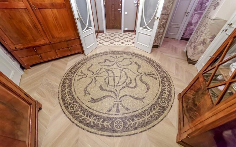 «Уютная классика — лучший стиль»: как выглядит трёхкомнатная квартира Светланы Немоляевой, где «живут» вещи с историей