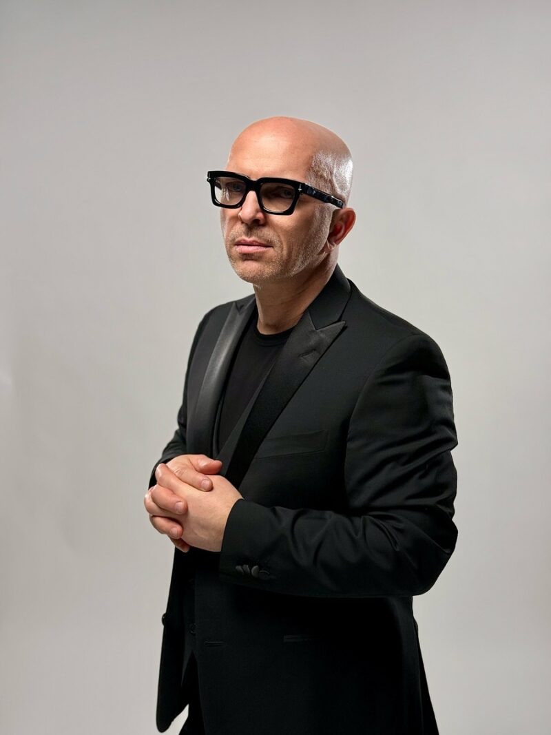 «Я для неё — просто кошелёк»: чем обернулся первый брак Александра Шоуа и как он общается с 25-летней дочерью