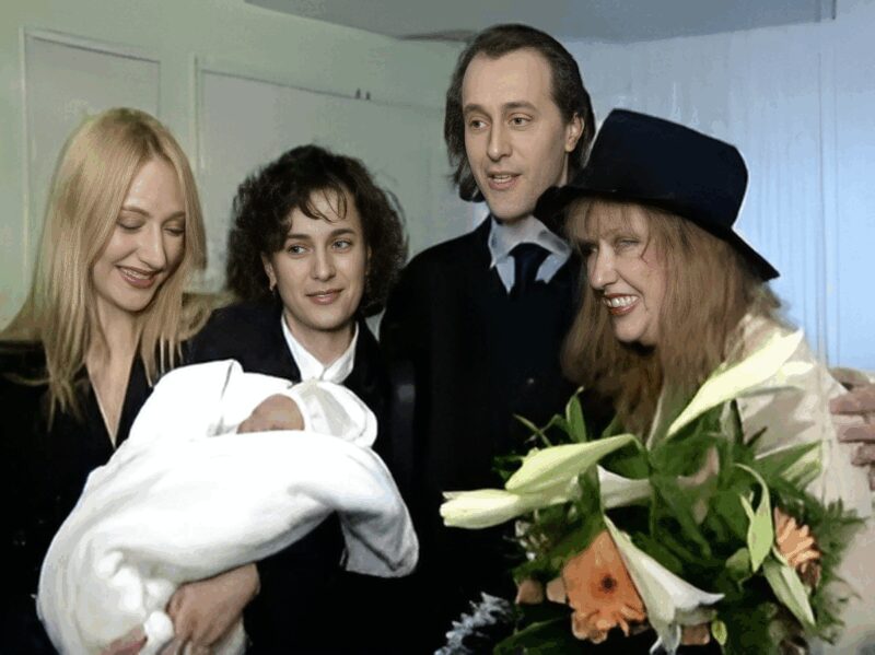 Счастливая выписка из роддома: Кристина Орбакайте с новорождённым сыном Дени.