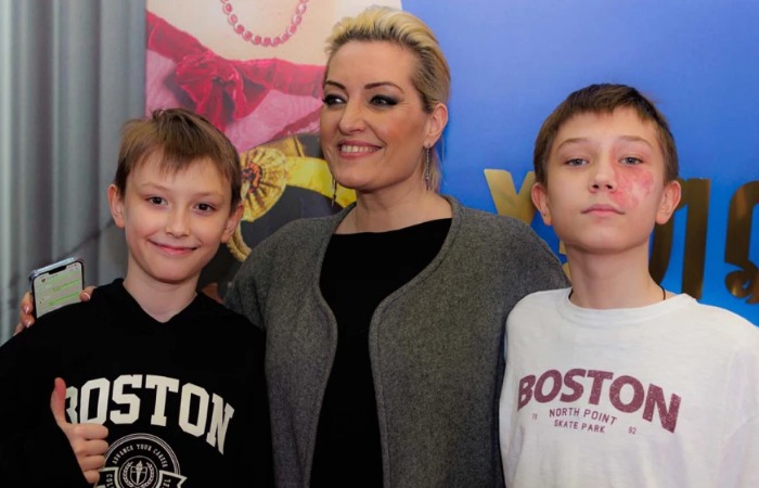 Евгения Ахременко с детьми.