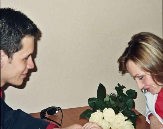 «Её слово — закон»: как 21-летний Асташёнок из «Корней» тайно женился на директоре старше на 13 лет