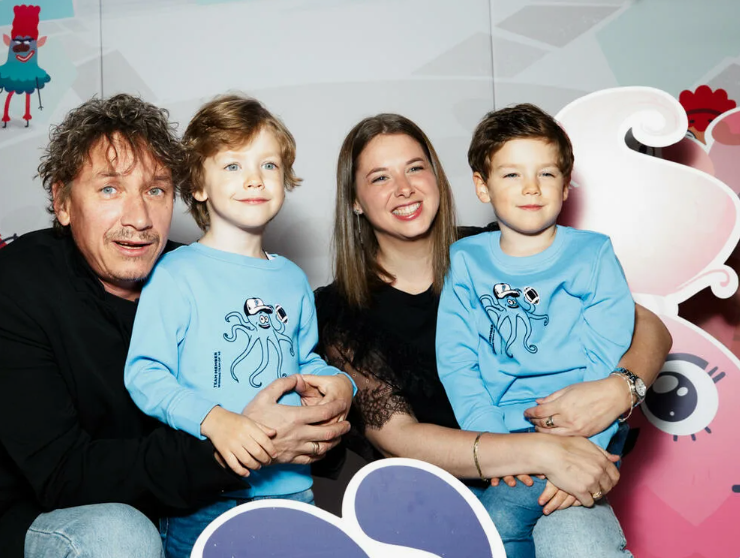 Александр Яценко в окружении своей семьи: жены Ксении и детей