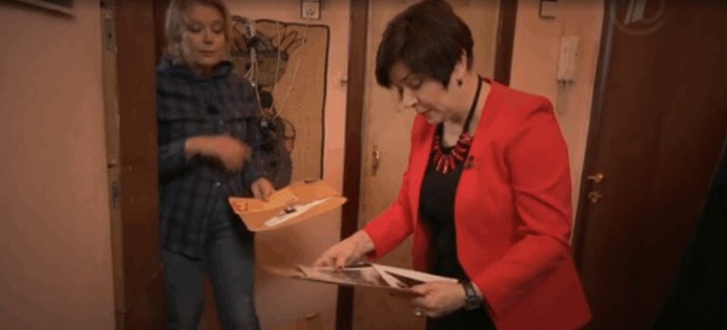 Зеркальные шкафы и хрустальная люстра, наполняющие комнату светом