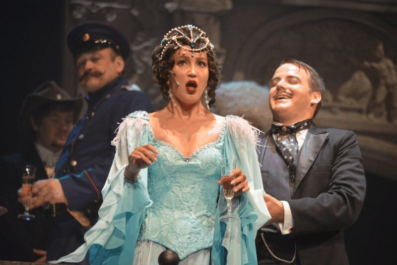 Ольга Бузова в постановке «Чудесный грузин» на сцене МХАТ имени Горького стала причиной жарких споров.