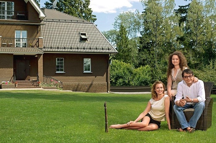 «Мне всё казалось игрой»: почему 20-летний гражданский брак Любови Толкалиной и Егора Кончаловского завершился громким расставанием