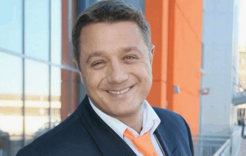 Брат Мариэтты по матери — актёр Алексей Макаров