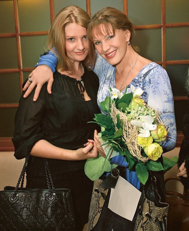 «Ей было не до меня»: почему старшая дочь Елены Прокловой выросла без материнской ласки, а младшая — стала её копией