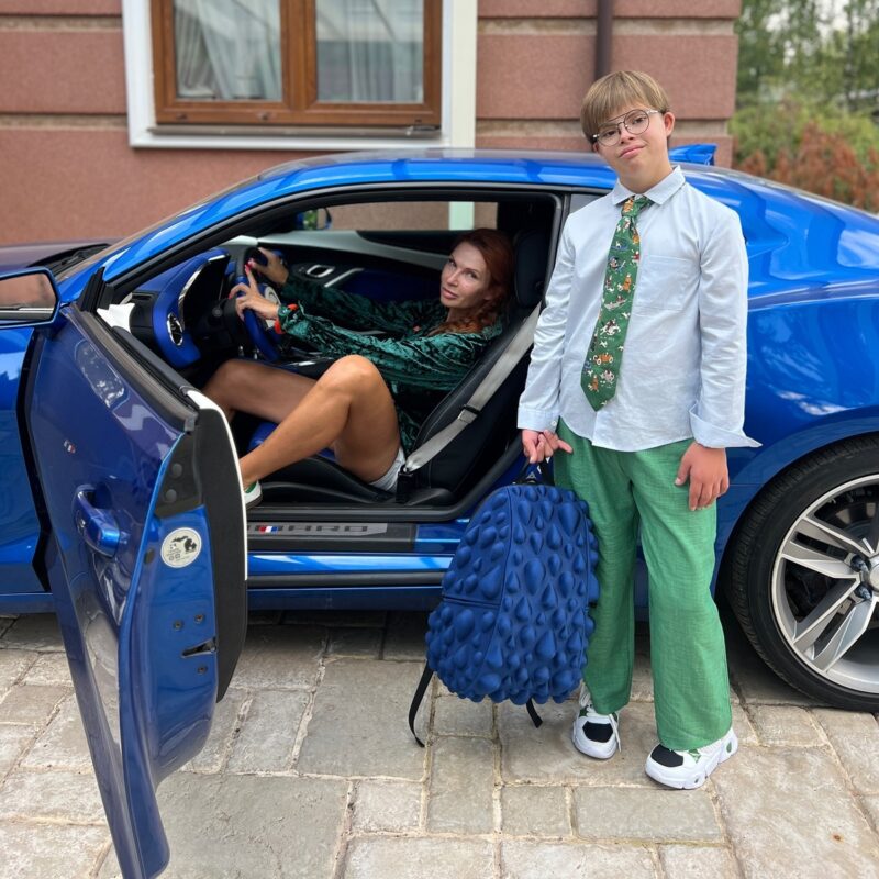 «Ей уже 56, а выглядит на 30!»: каким вырос «солнечный» сын Эвелины Блёданс, которого она родила в 42 года