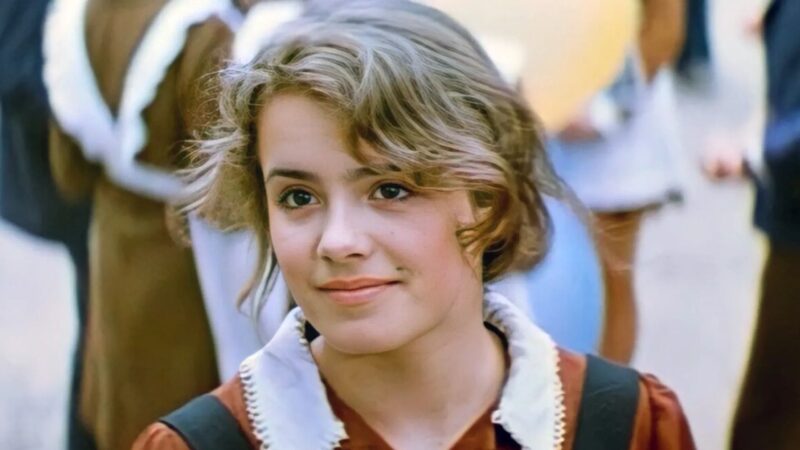 Девушка в коричневом платье с белым воротником