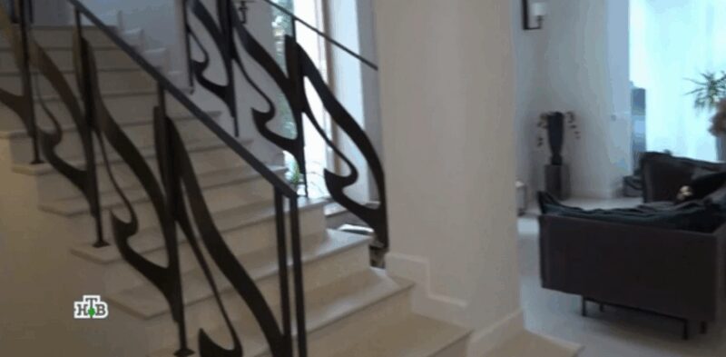 Уникальная мраморная лестница с коваными перилами из старого театра в доме Веденеевой.