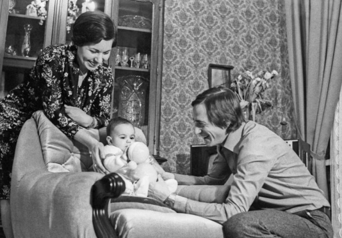 Людмила Пахомова и Александр Горшков с новорожденной дочерью Юлией