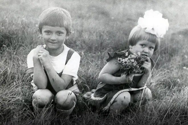 Евгения Васильева в детские годы, окружённая заботой и достатком