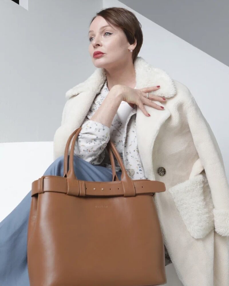 «Не настолько богаты»: 61-летняя Жанна Эппле живёт с сыном и его семьёй