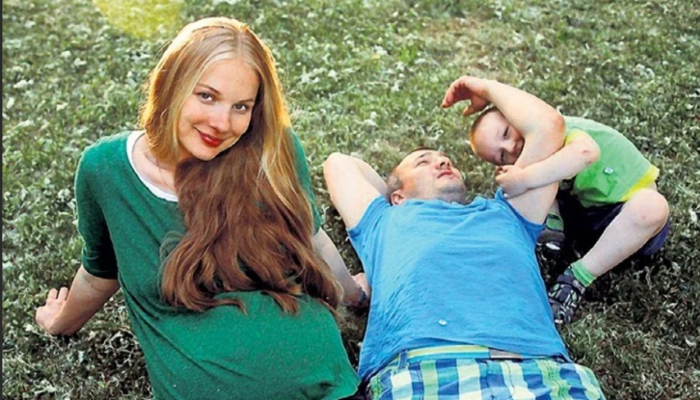 Счастливые моменты: Елена Аросьева с мужем и одним из сыновей.