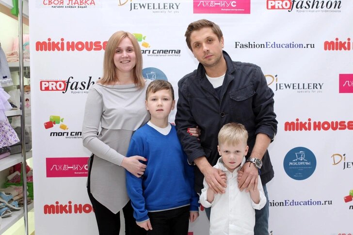 Роман Маякин с супругой и детьми, до распада семьи.