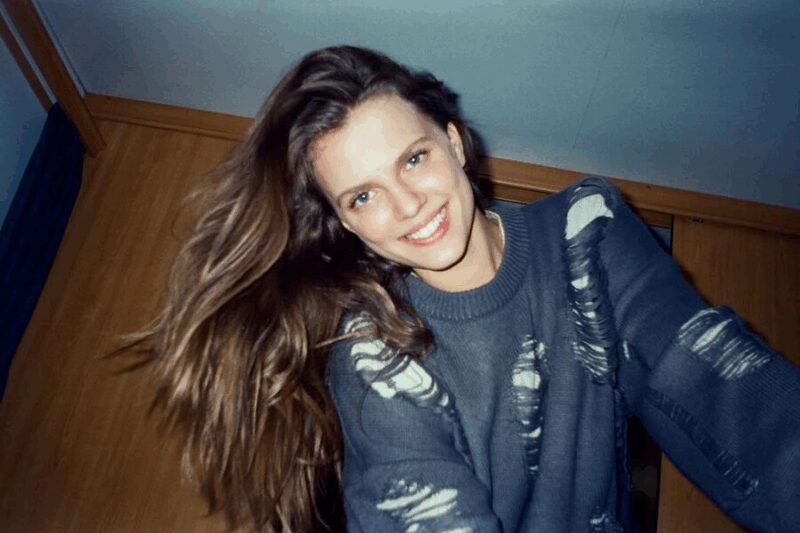 Молодая актриса не теряет надежды на обретение личного счастья.