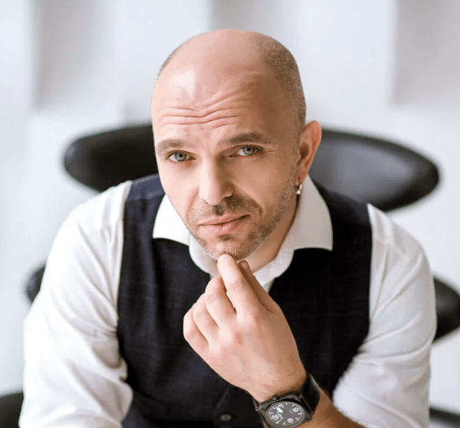 Солист Александр Шоуа, продолжающий творческий путь.