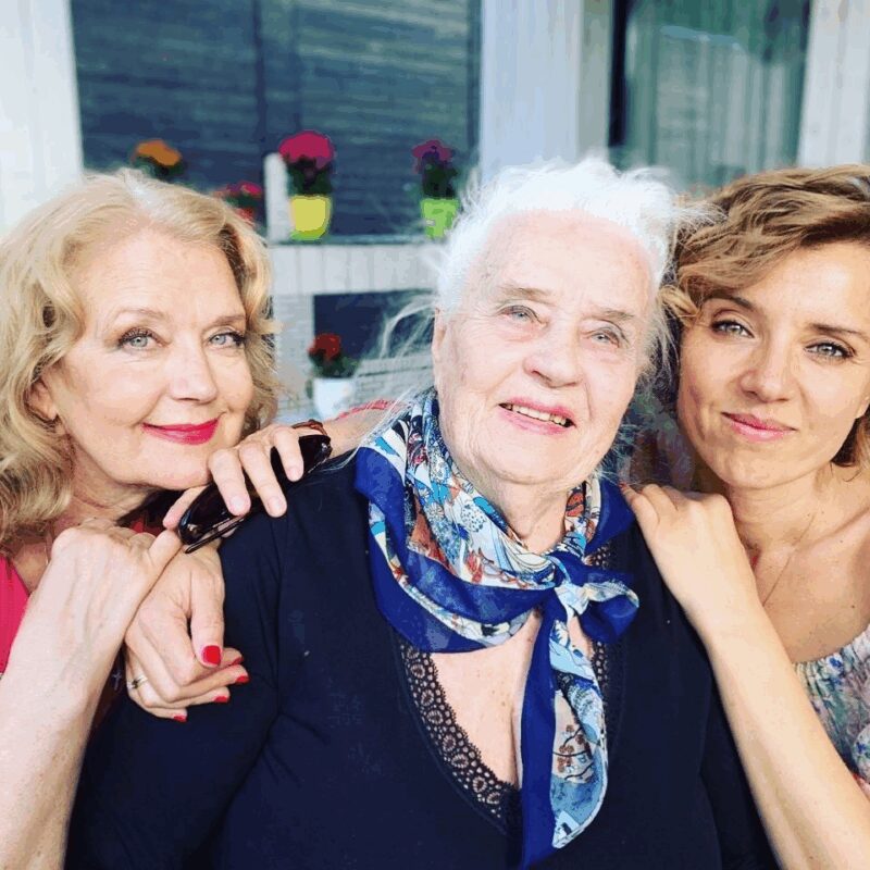 Ксения Архиповна Алферова в окружении дочери Ирины и внучки Ксении.