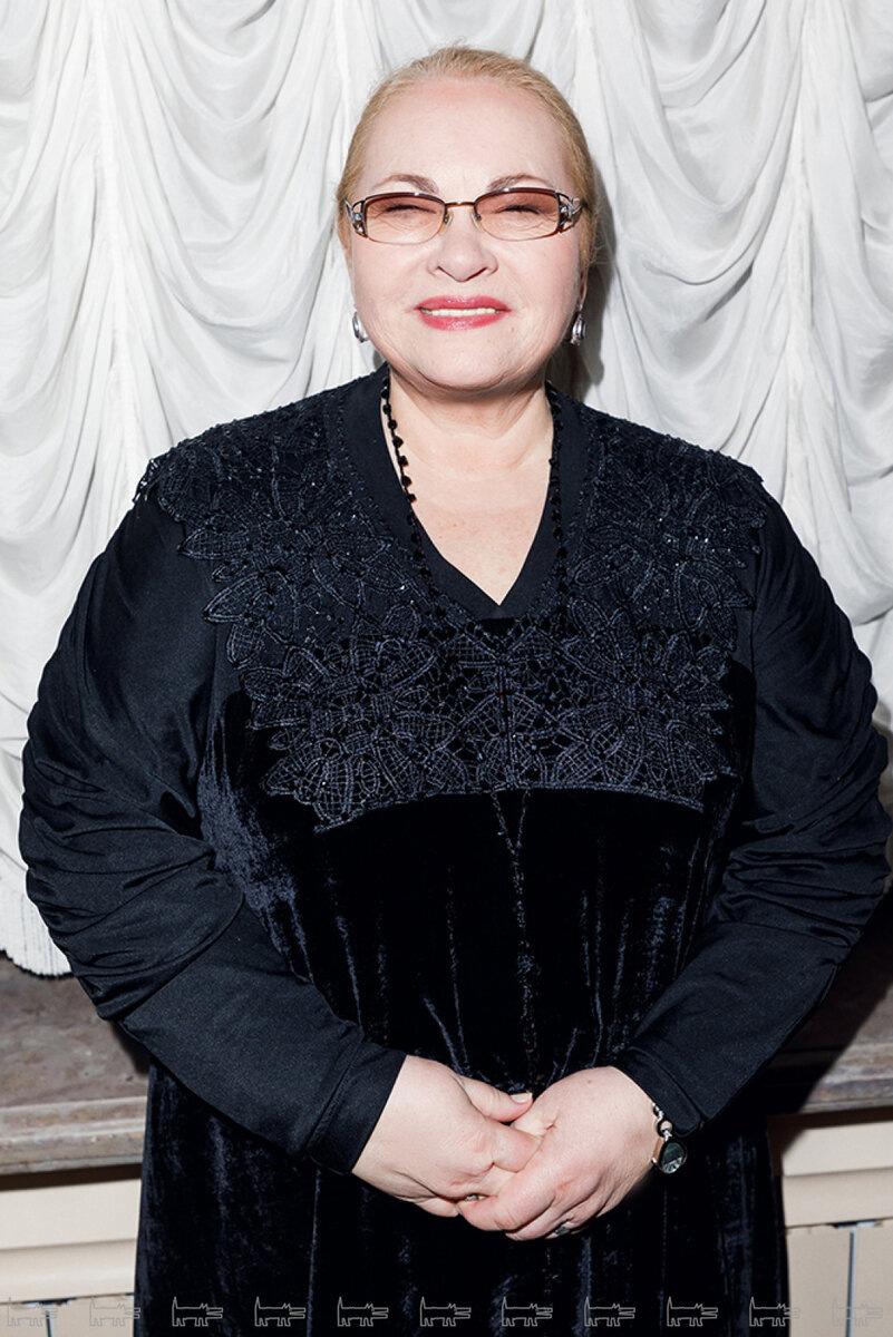 «Господь дал мне сцену, а вместе с ней – сына»: как 74-летняя Нина Усатова сумела обрести семью, но лишь недавно увидела сына женатым