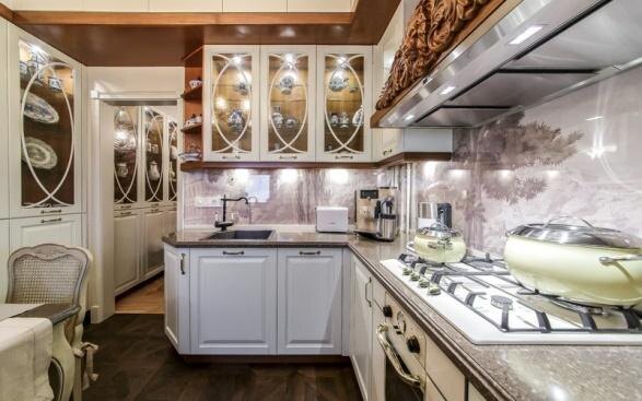 «Уютная классика — лучший стиль»: как выглядит трёхкомнатная квартира Светланы Немоляевой, где «живут» вещи с историей