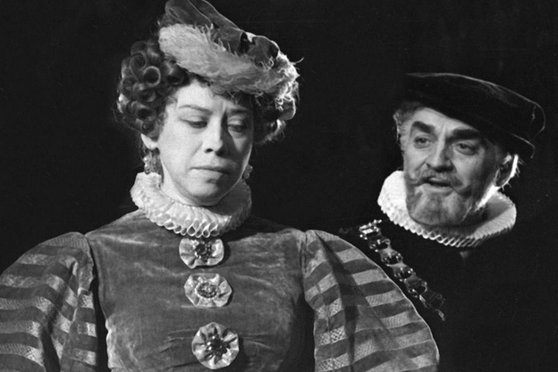 Евгения Ханаева на сцене МХАТа, где раскрылся её драматический талант.