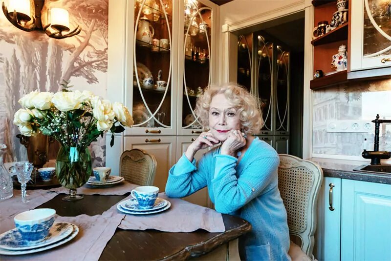 «Уютная классика — лучший стиль»: как выглядит трёхкомнатная квартира Светланы Немоляевой, где «живут» вещи с историей