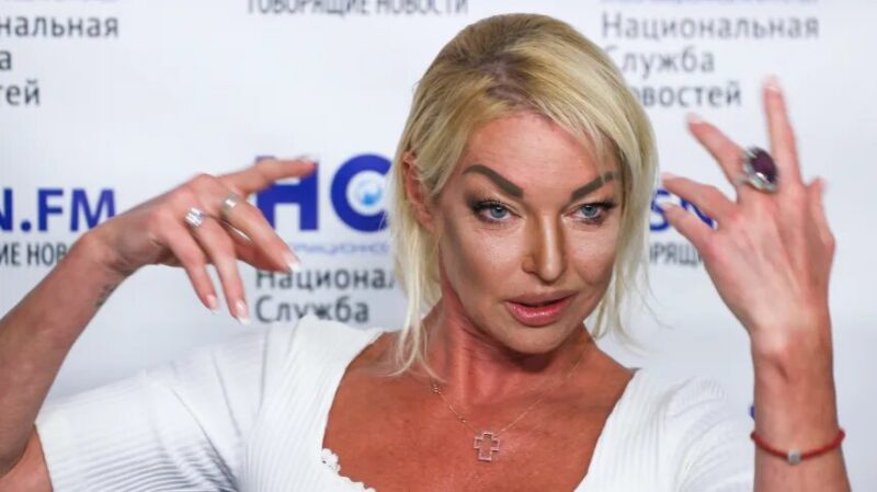 «Она просто завидовала»: почему однажды Ксения Собчак демонстративно вылила напиток на Анастасию Волочкову?