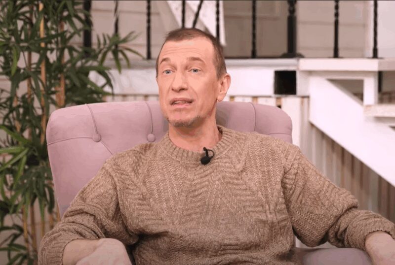 Музыкальный критик борется с последствиями серьёзной травмы ноги.