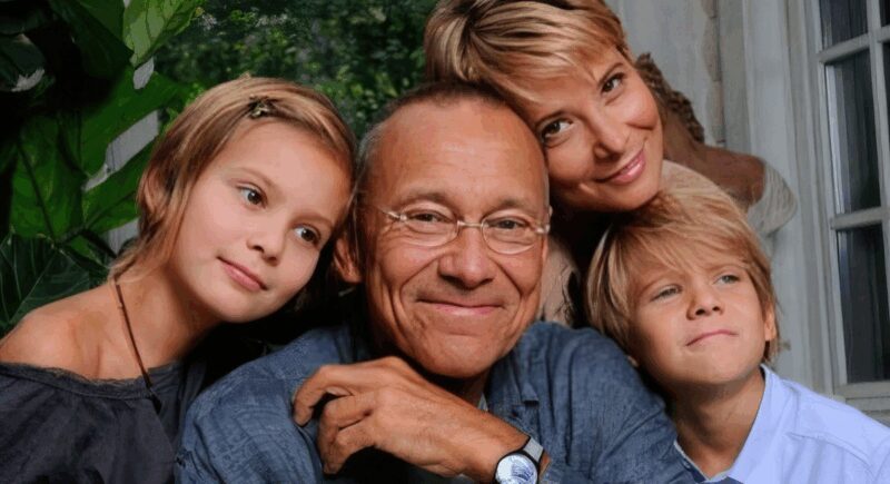 Счастливая семья: Андрей Кончаловский, Юлия Высоцкая и их дети.