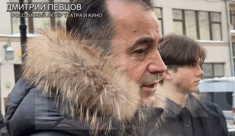 Дмитрий Певцов с сыном Елисеем на церемонии прощания с коллегой.