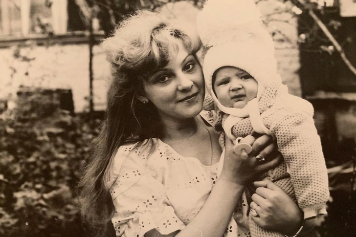 Маленькая Елена с мамой: детские мечты о телевидении.