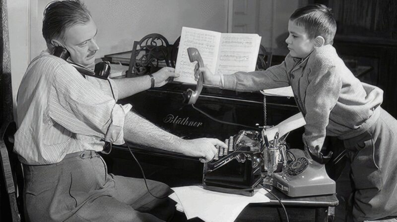 Молодой Никита Михалков рядом со своим отцом, Сергеем Владимировичем Михалковым, известным писателем.