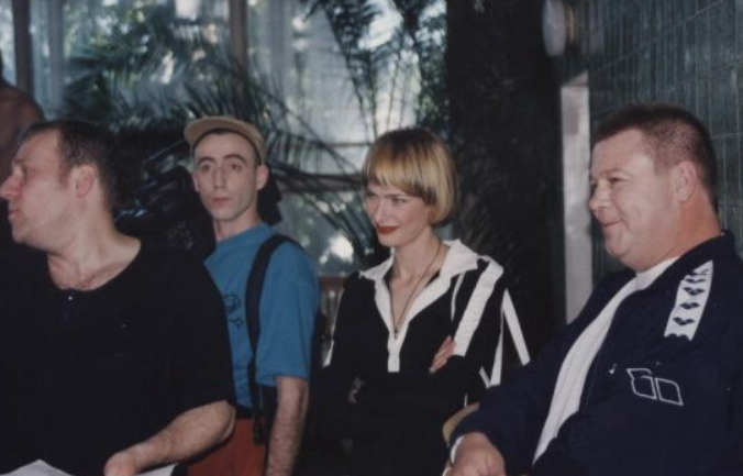 Актер в роли тренера по плаванию