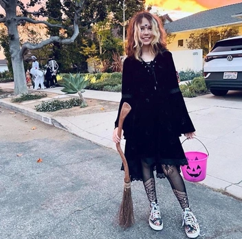 К Мирре Морозов относится как к родной дочери