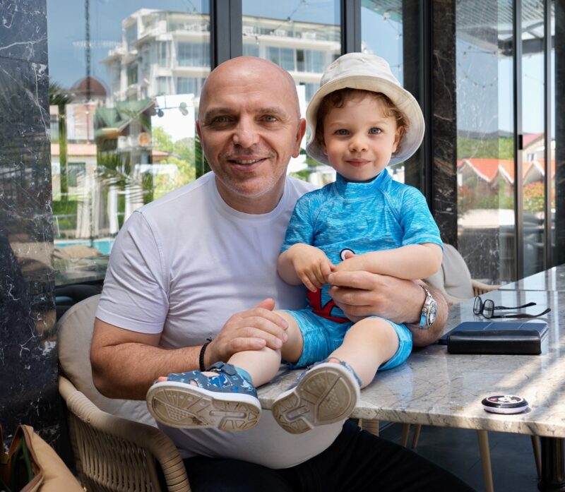 «Я для неё — просто кошелёк»: чем обернулся первый брак Александра Шоуа и как он общается с 25-летней дочерью