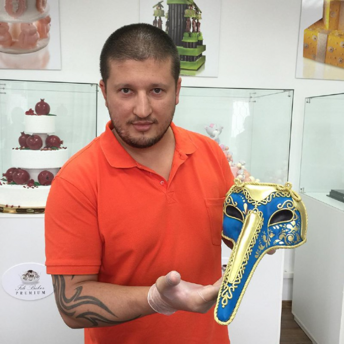 Знаменитый кондитер в процессе творческого поиска: идея рождается на бумаге.