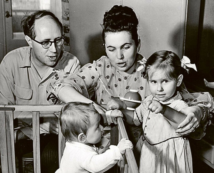 Галина Вишневская и Мстислав Ростропович с дочерями.