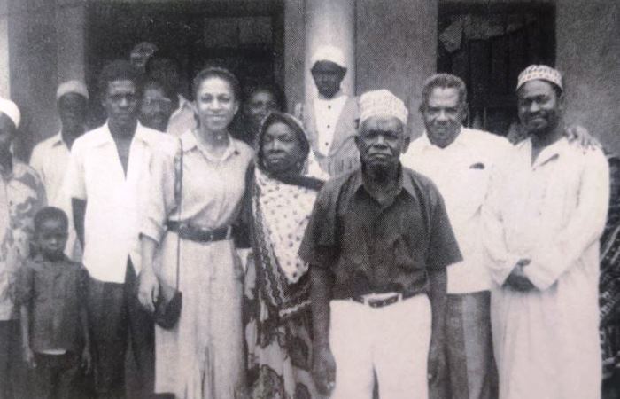 Елена Ханга со своими африканскими родственниками 