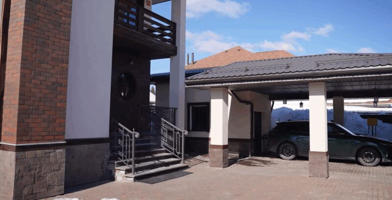 «Не импульсивная покупка»: как выглядит роскошный особняк Стаса Костюшкина за 10 км от МКАД, который он строил 20 лет