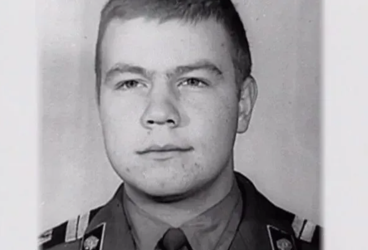 «Я обожал пародировать учителей»: как Дукалис из «Улиц разбитых фонарей» стал многодетным отцом, а его 20-летний брак завершился разводом с хитростью