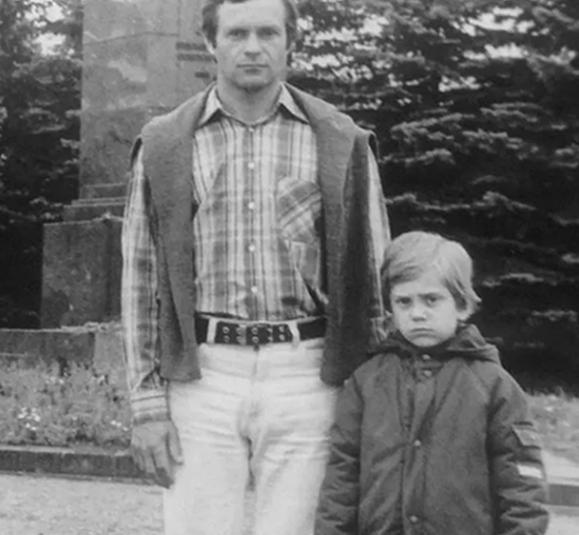 Ушёл от известной актрисы и воспитывает чужого ребёнка: что скрывает 48-летний Виталий Кудрявцев?