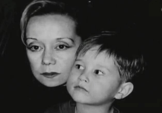 «Я жила только им»: почему актриса Евдокия Германова отказалась от приёмного сына спустя 8 лет
