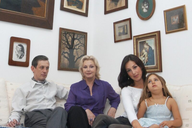 Валентина Титова в окружении сына, дочери и внучки