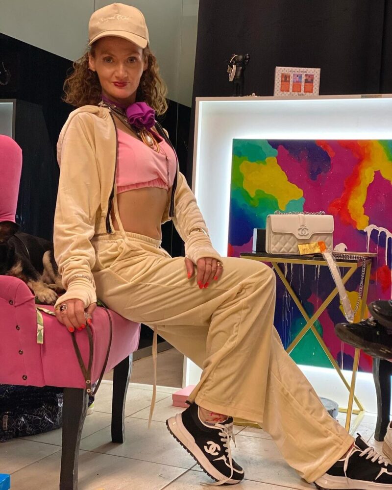 «Я — VIP-звезда!»: как выглядит и чем занимается 32-летняя Светлана Яковлева, которую забыли СМИ