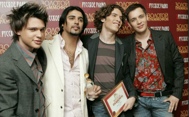 «Её слово — закон»: как 21-летний Асташёнок из «Корней» тайно женился на директоре старше на 13 лет