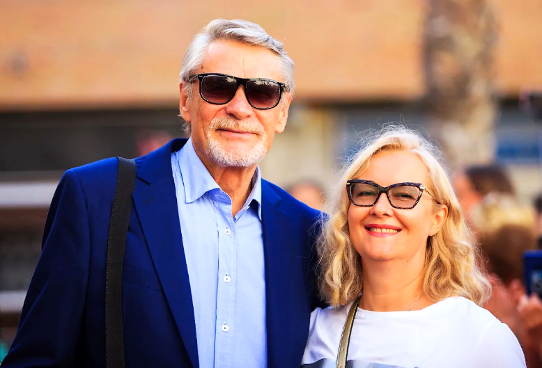 В объятиях законной семьи: Александр Михайлов со своей супругой, в то время как его сердце разрывалось.