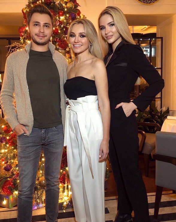 Дмитрий Маликов с матерью Инной и супругой Анастасией.