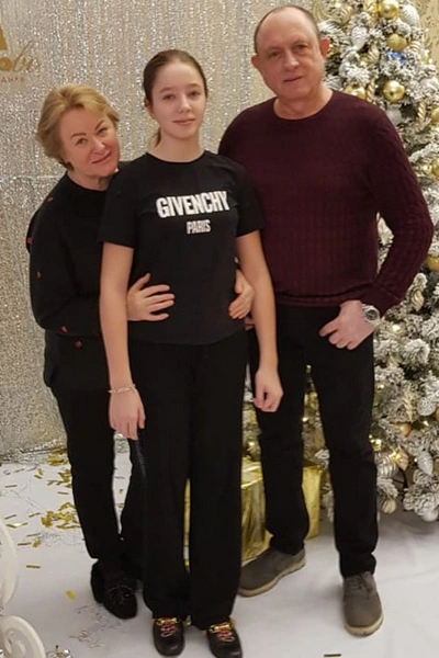 Бабушка и дедушка по материнской линии давно занимались воспитанием Веры